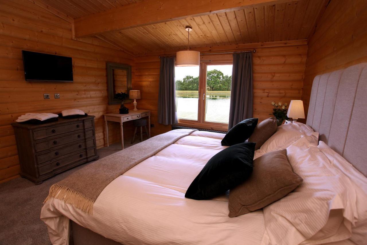 Cambridgeshire Lakes - Luxury Lodges In A Stunning Lake Location Gamlingay Bagian luar foto