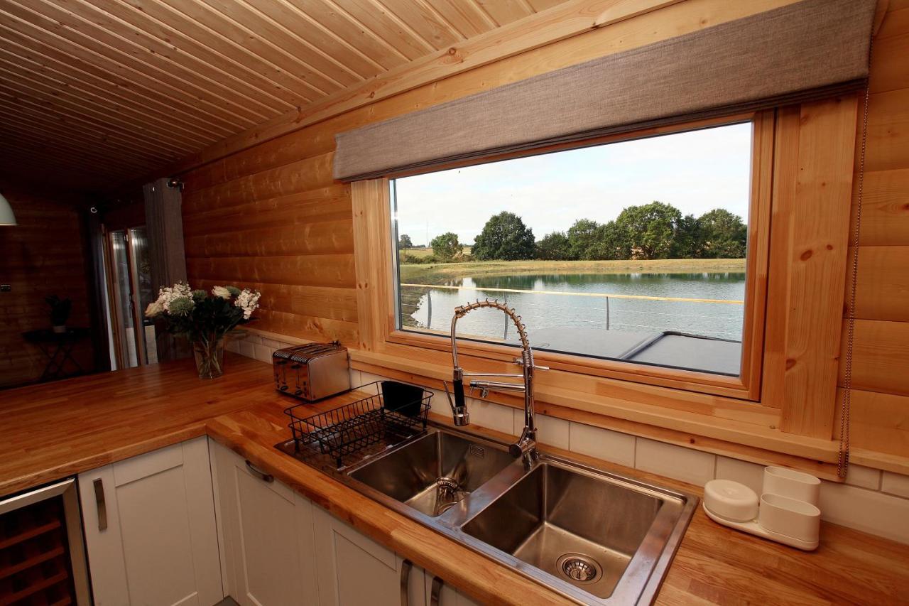 Cambridgeshire Lakes - Luxury Lodges In A Stunning Lake Location Gamlingay Bagian luar foto