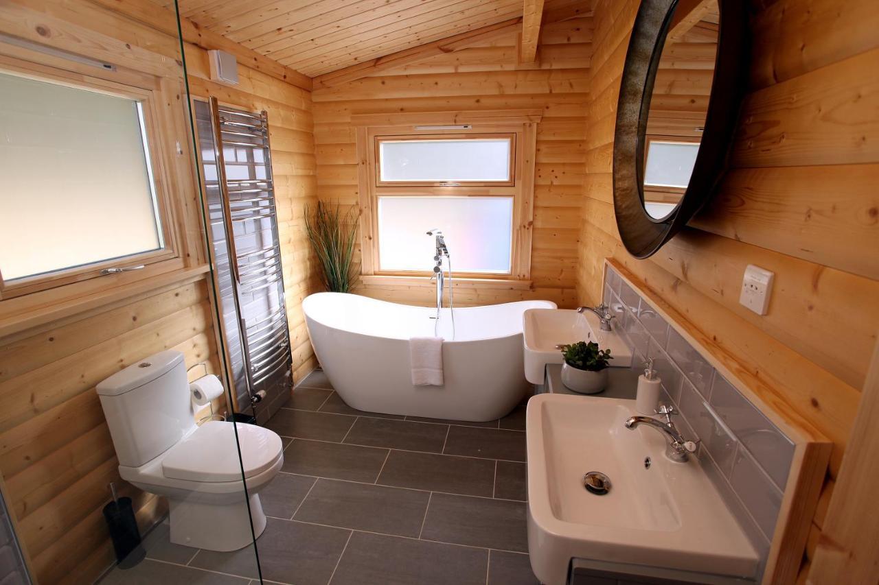 Cambridgeshire Lakes - Luxury Lodges In A Stunning Lake Location Gamlingay Bagian luar foto