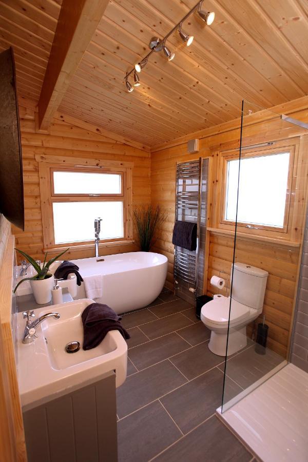 Cambridgeshire Lakes - Luxury Lodges In A Stunning Lake Location Gamlingay Bagian luar foto